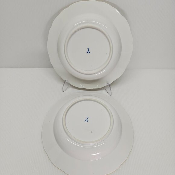 2 Meissen Scattered Flowers Large Rim Soup Bowls Crossed Swords Mark Gold Trim - Picture 2 of 6